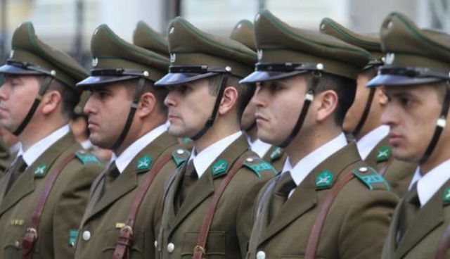 ¡Viva Venezuela! Carabineros de Chile entonaron el Alma Llanera frente al palacio presidencial (VIDEO)