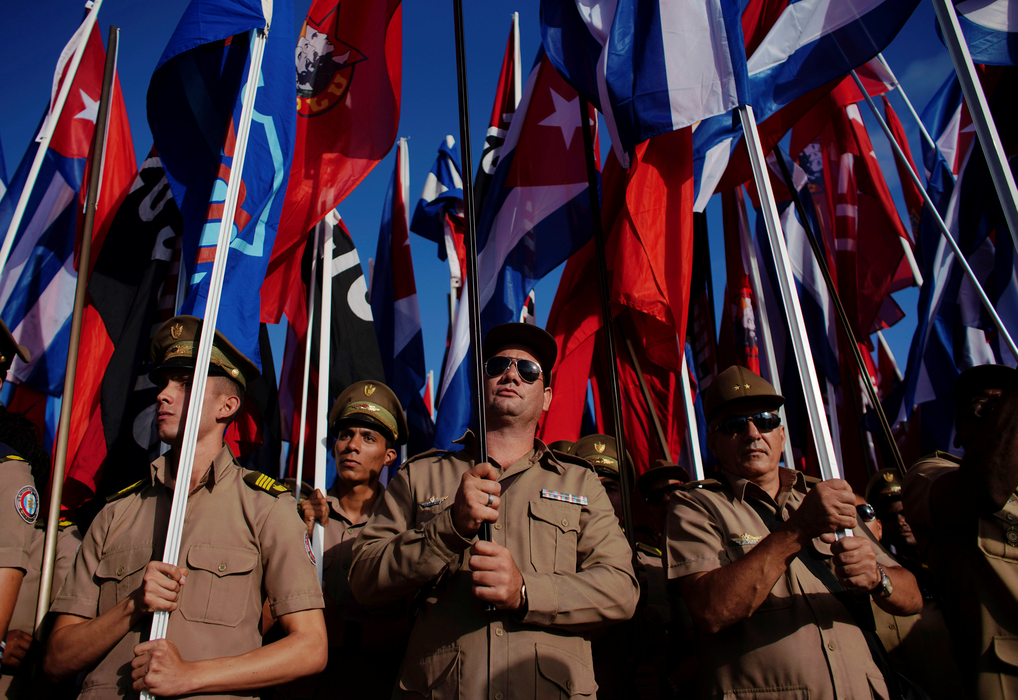 Desganados trabajadores cubanos marchan este #1May en respaldo del régimen de Maduro (FOTOS)