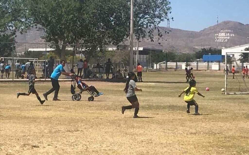 VIRAL: Padre impulsa a su hijo en silla de ruedas para que pueda jugar fútbol