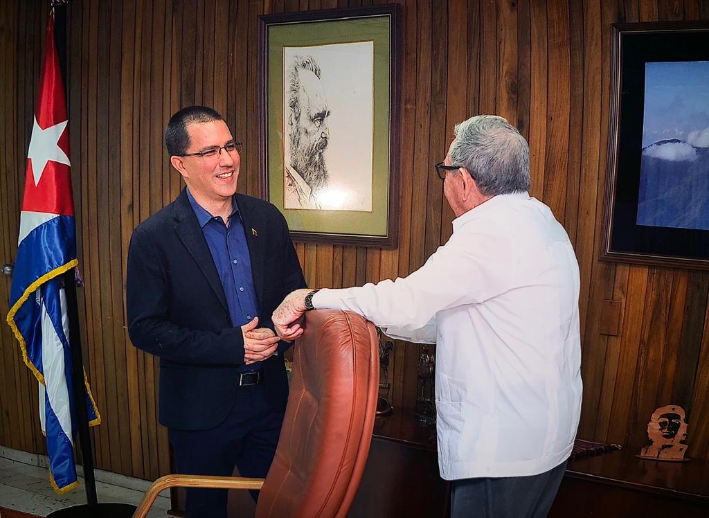 Arreaza en Cuba le lloró a Raúl Castro y Díaz-Canel para que “sostengan” al régimen en el poder (FOTOS)