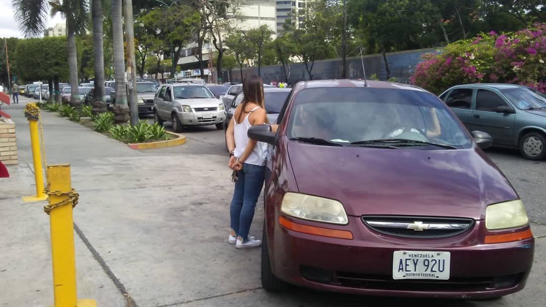 Larenses hacen cola en una bomba de gasolina a la espera de Guaidó #25May