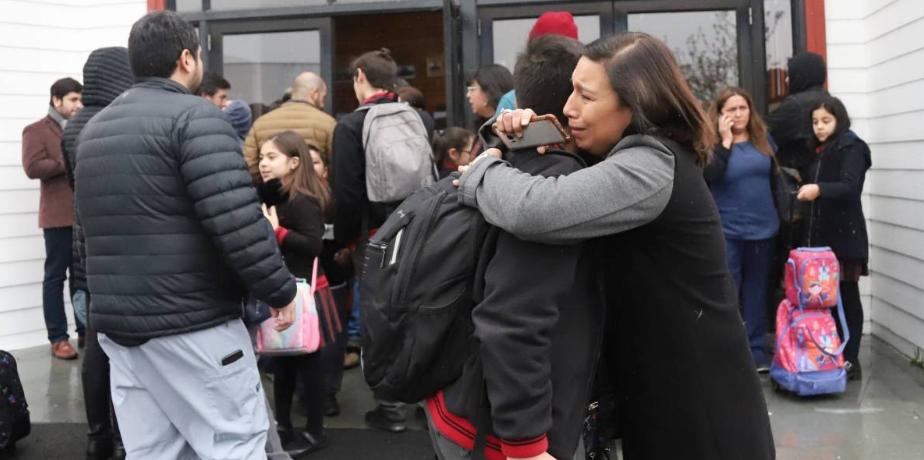 Adolescente arremete contra estudiantes en colegio chileno y deja un herido