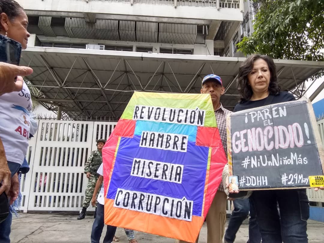 El señor del papagayo se une a marcha del Sector Salud y deja un DURO mensaje a Maduro (FOTO) #29May