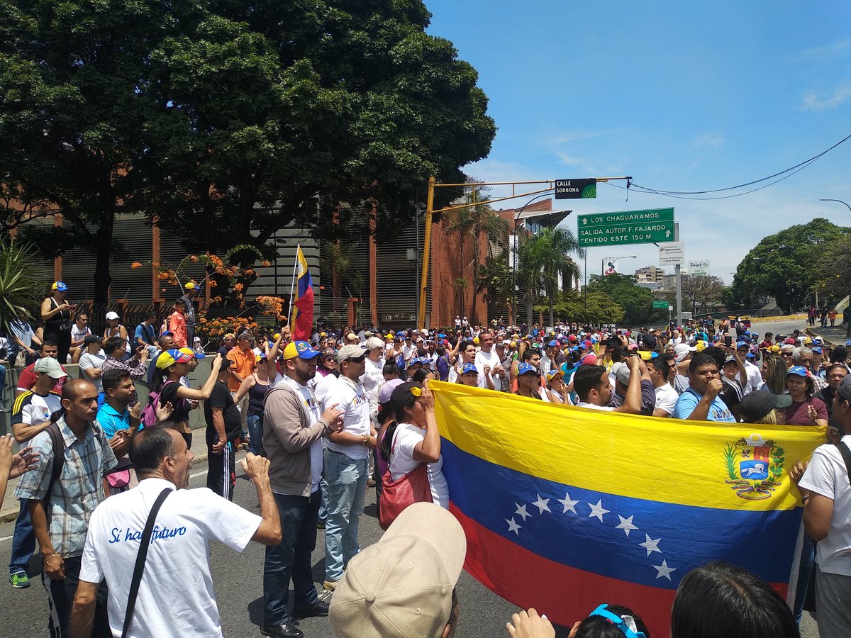 12:05 pm Manifestantes se concentran en la autopista Francisco Fajardo #1May