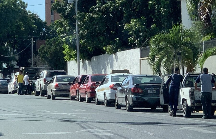 Larenses desayunan y almuerzan en los carros mientras esperan por gasolina