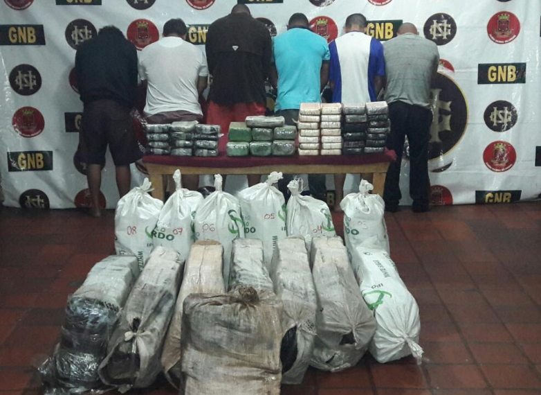 Interceptan bote con 320 kilos de droga que navegaba en la Península de Araya