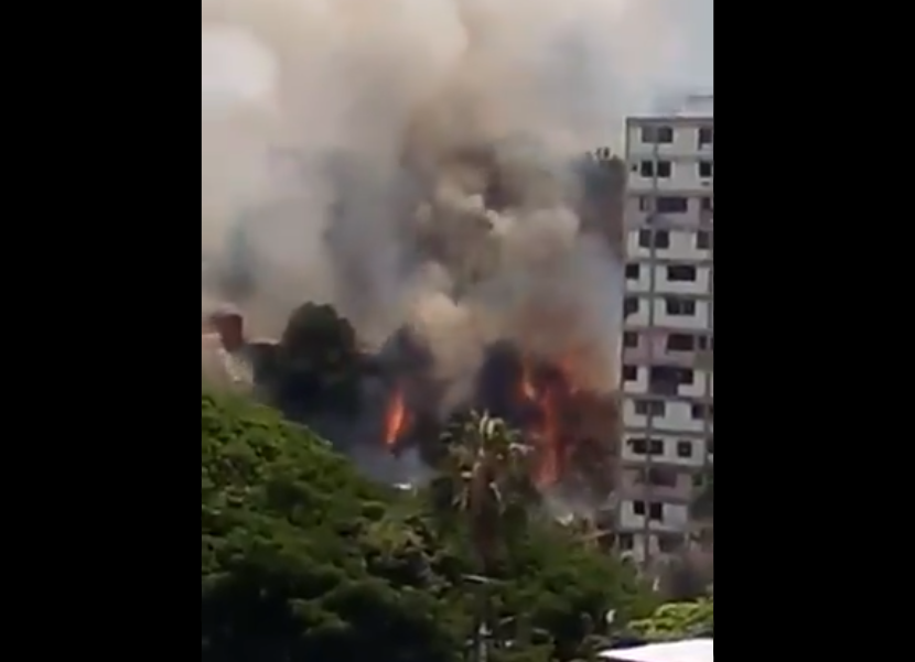 Reportan voraz incendio en la parroquia 23 de Enero este #16May (VIDEO)