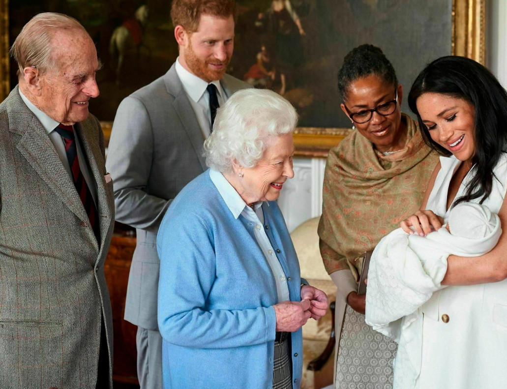 Es oficial: La Reina Isabel II toma la custodia del hijo de Meghan Markle