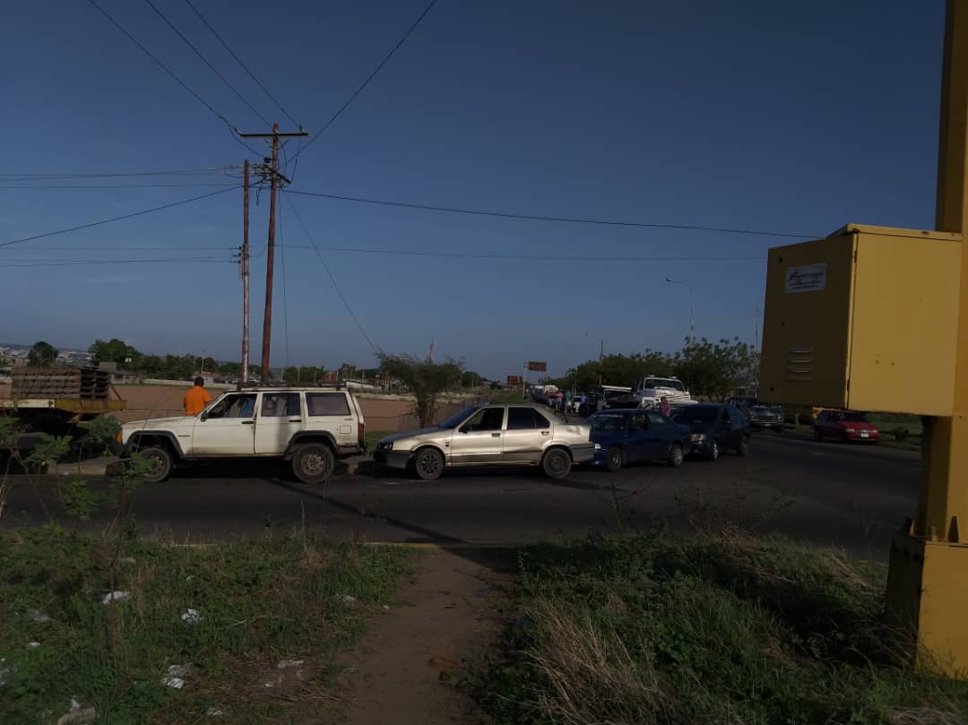 En San Félix las colas de gasolina se extienden al infinito y más allá #31May