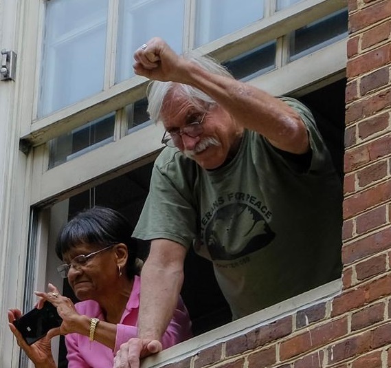 FOTOS: Los gringos comunistas invasores de la embajada de Venezuela en EEUU se burlan de los venezolanos que protestan