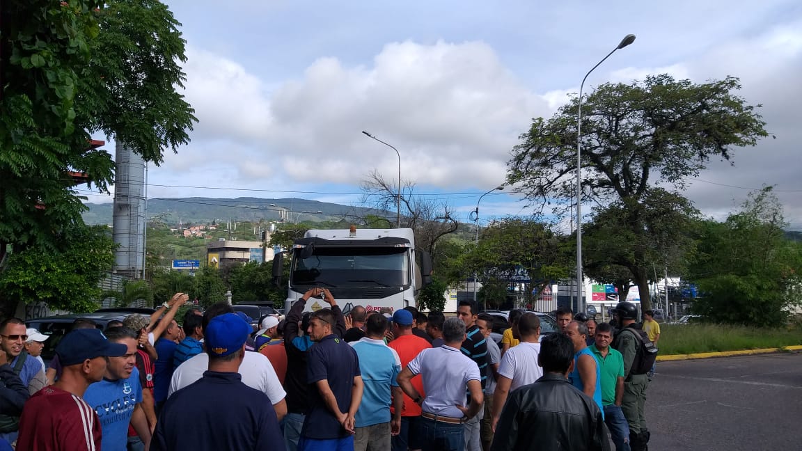 Tachirenses desesperados retienen gandola de gasolina (Fotos+Video) #24May