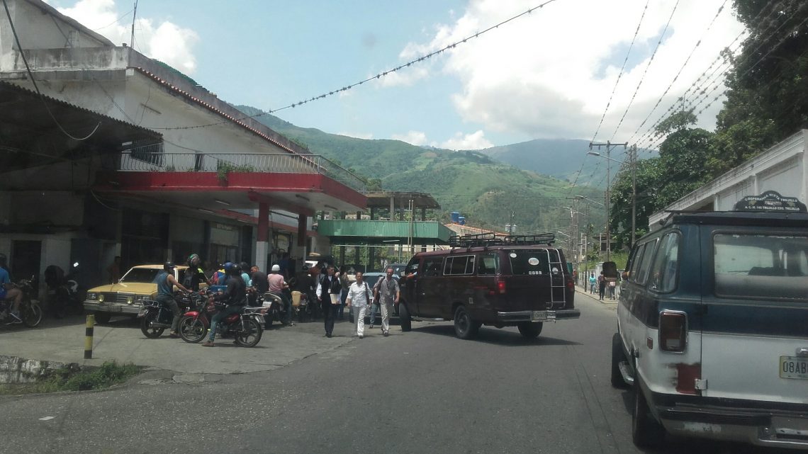 En Trujillo dejan de trabajar para llenar el tanque de gasolina