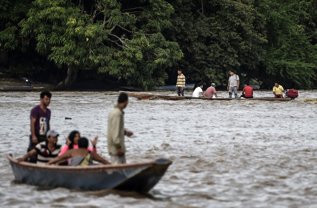 Migrar de una Venezuela en crisis a una Colombia en guerra (Fotos)