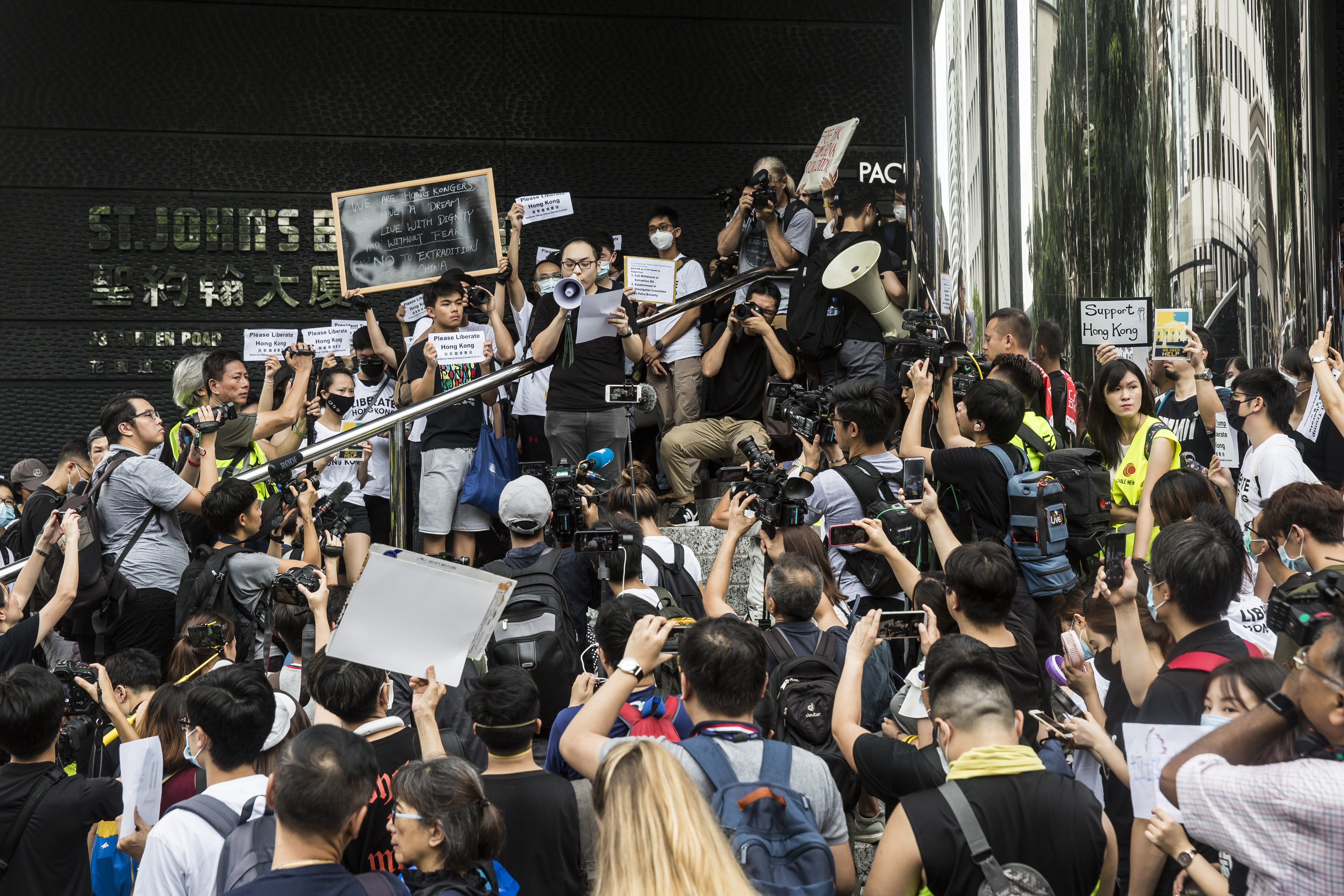 Manifestantes en Hong Kong acudieron a embajadas de países del G20