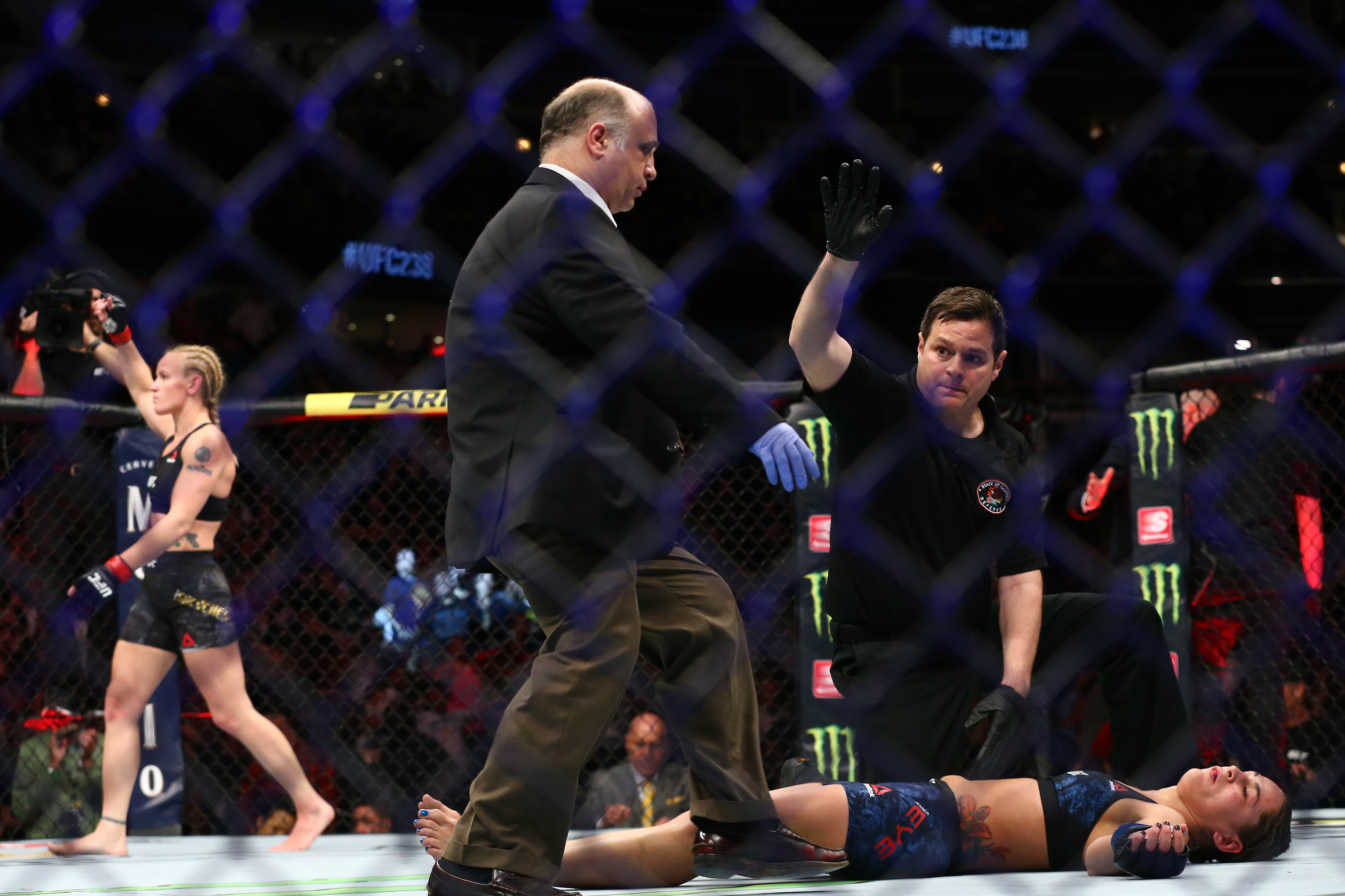 El KO del año: La TERRIBLE patada a la cabeza con la que la campeona de UFC retuvo su título (VIDEO)