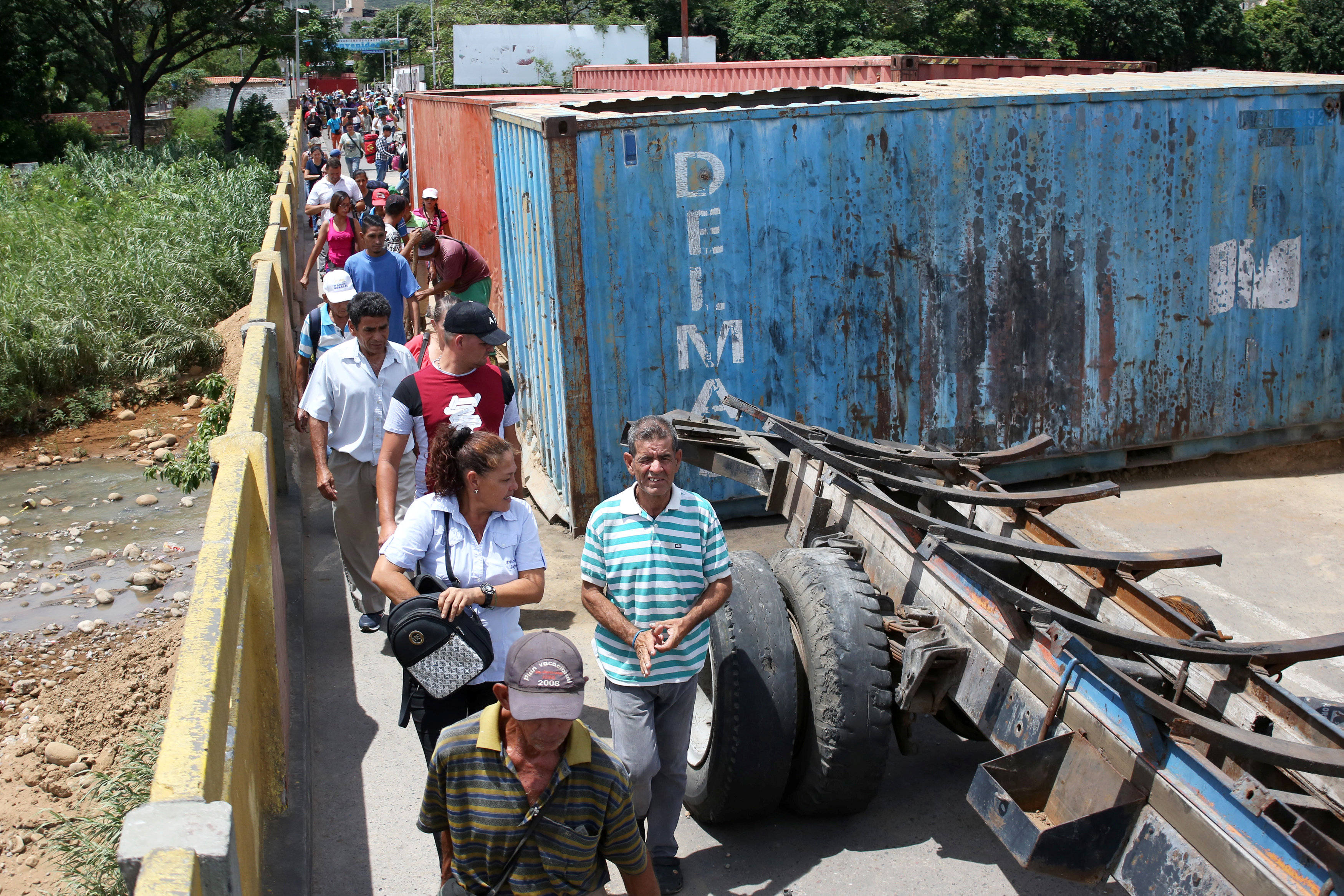 A pesar del sol, escombros y hasta contenedores los venezolanos siguen cruzando el puente Simón Bolívar (Fotos)
