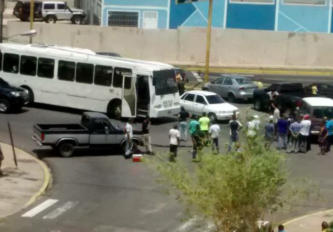 Venezolanos enfurecidos trancaron avenida en Upata por falta de gasolina #6Jun (FOTOS)