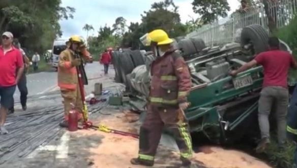 Mueren tres venezolanos al volcarse camión en Colombia