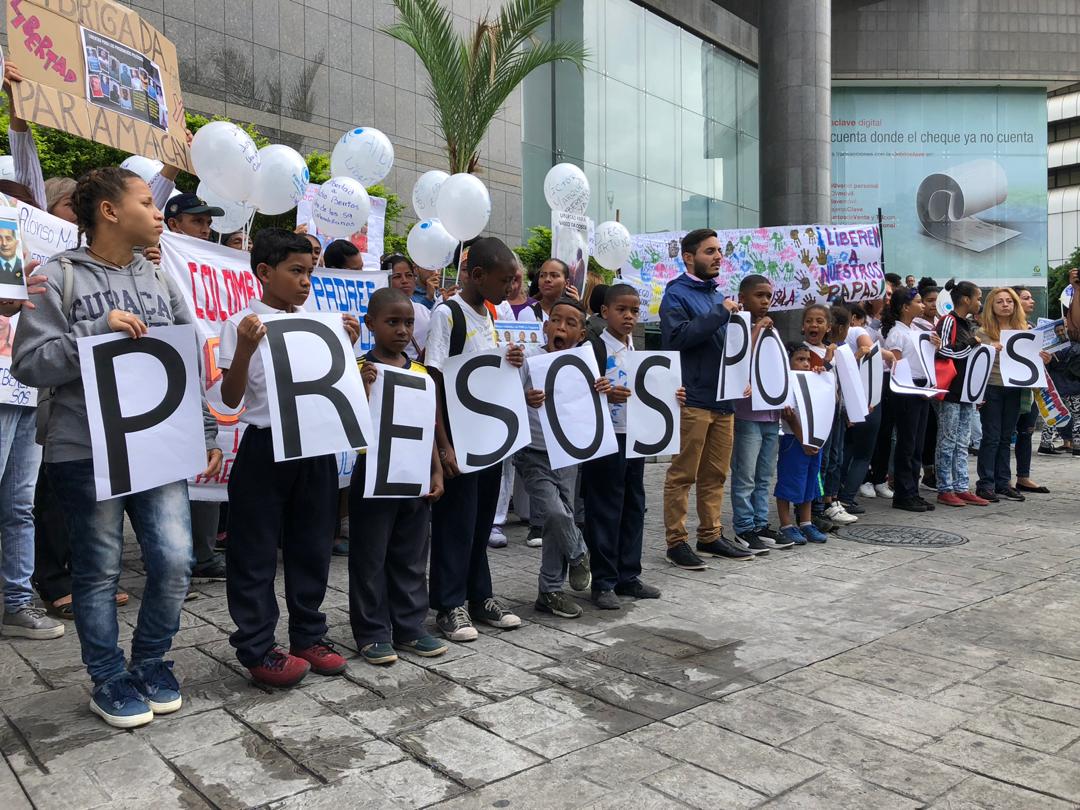 Familiares de presos políticos se concentran en los alrededores del Pnud ante visita de Bachelet #20Jun (fotos)