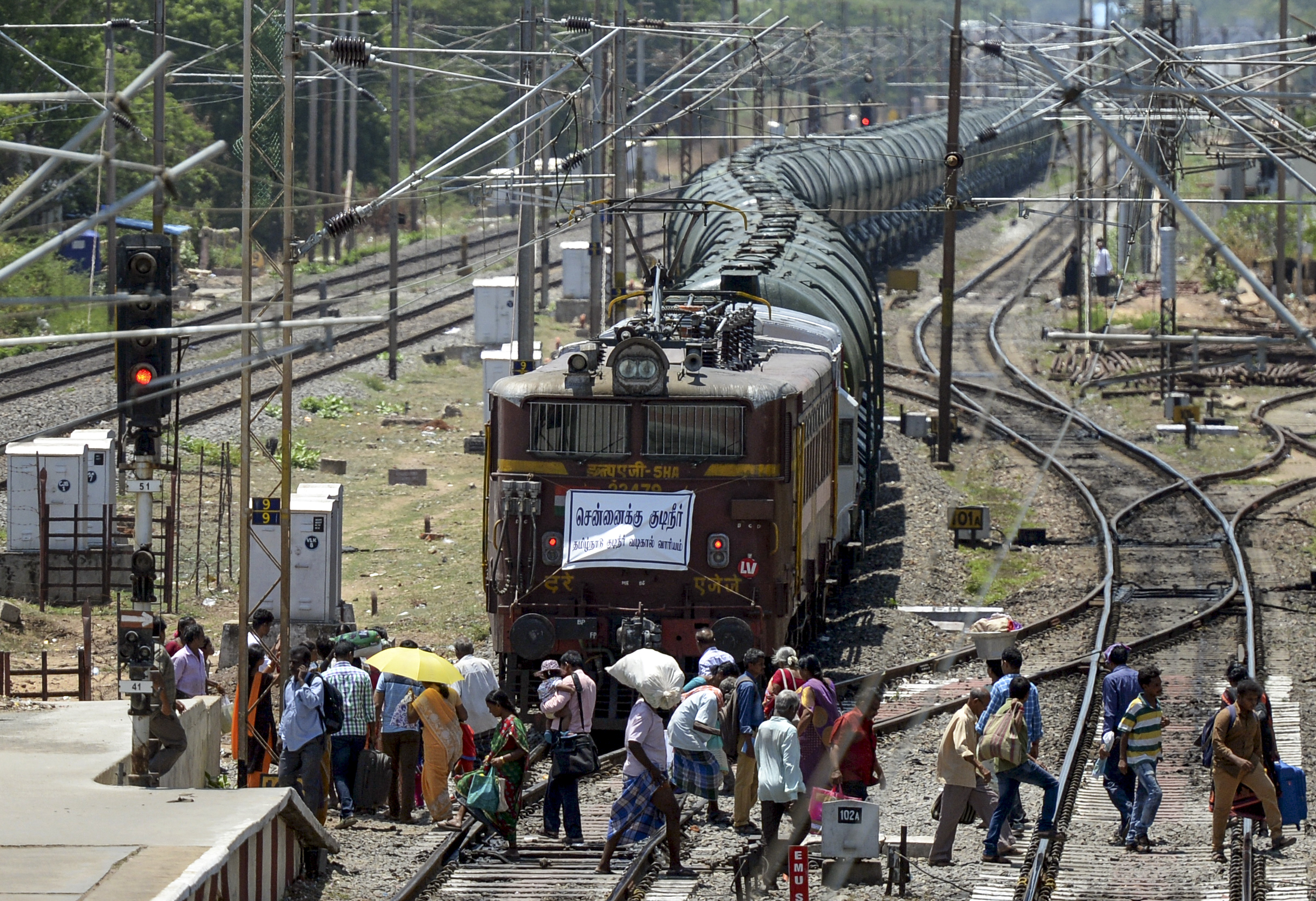 En India, transportan 50 vagones con agua a ciudad afectada por la peor sequía en décadas