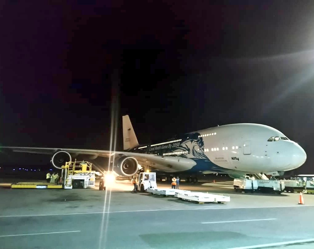 Momento exacto cuando aterriza en Maiquetía el avión de pasajeros más grande del mundo (VIDEO)