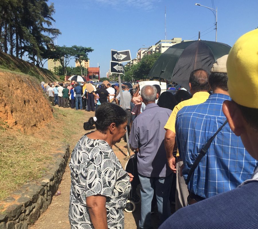 LA PEOR FOTO: Jubilados de Sidor esperando la caja Clap bajo el sol inclemente de Puerto Ordaz #15Jul