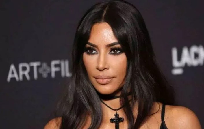 ¿Un bikini o una resortera? Kim Kardashian revoluciona las redes con su diminuto traje de baño (FOTO)