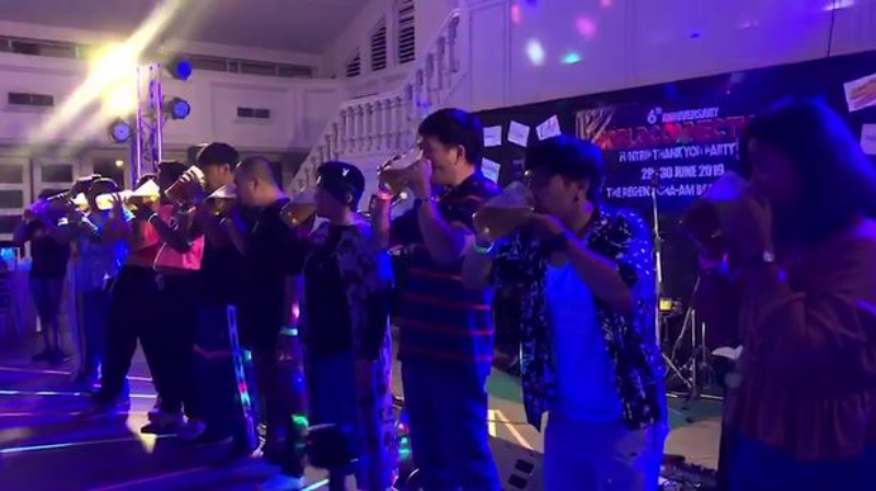 Se derrumba y muere en el escenario durante un concurso de beber cerveza (VIDEO)