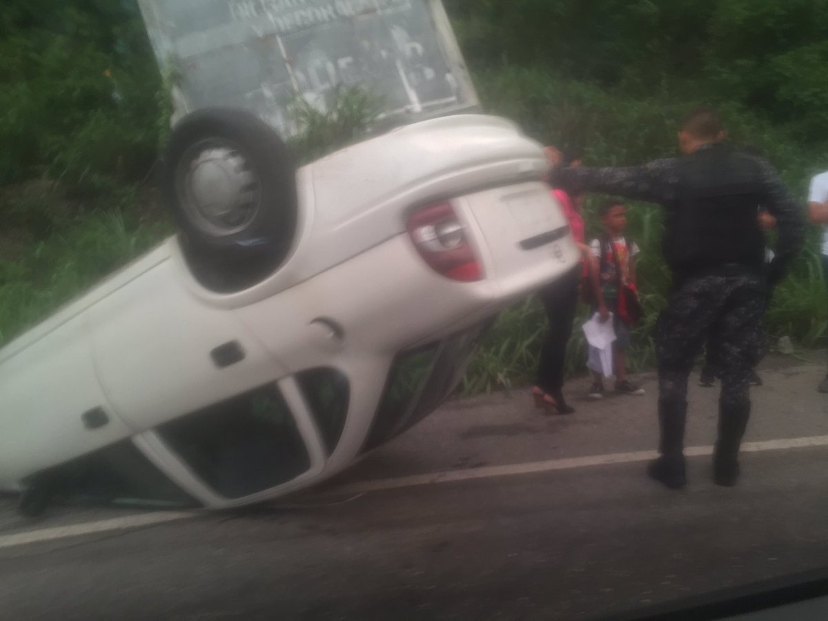 Reportan vehículo volcado en Cumbres de Curumo #9Jul