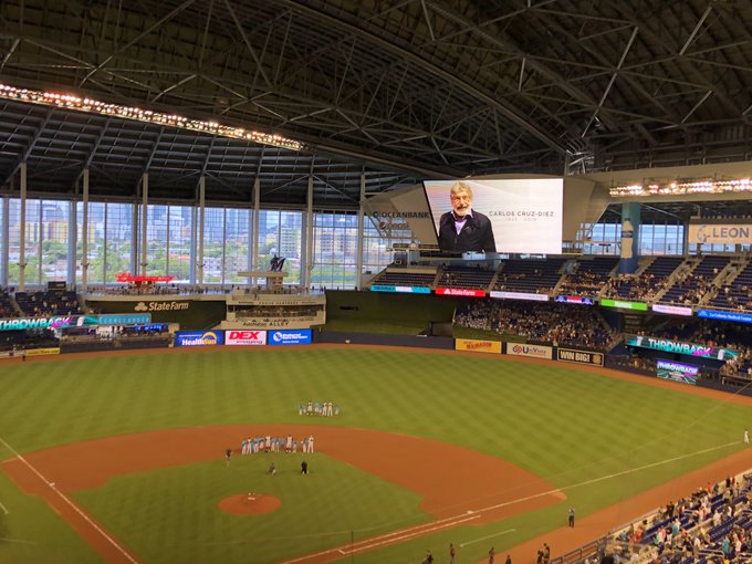 Los Marlins le rindieron homenaje a Carlos Cruz Diez previo a su encuentro en las Grandes Ligas