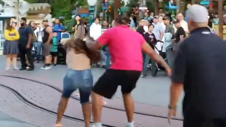 El hombre que detuvo la pelea en Disneyland: ¿Por qué todos grababan y nadie hacía nada?