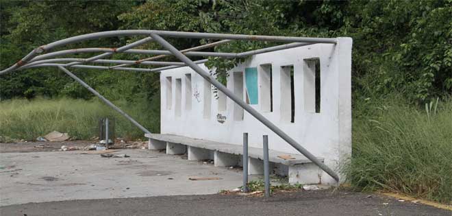 Refugios para motorizados de la autopista Francisco Fajardo están desvalijados