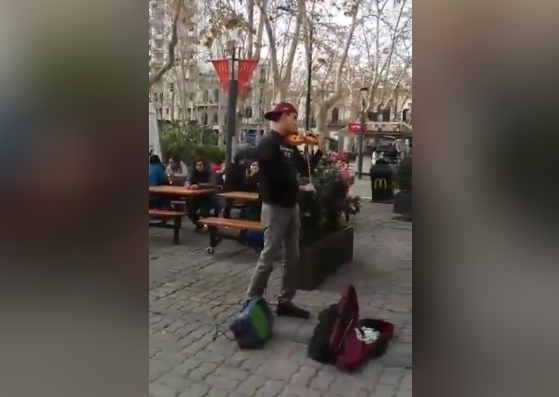 Se vale llorar… Joven venezolano cautiva a los uruguayos con este tango de Gardel (video)