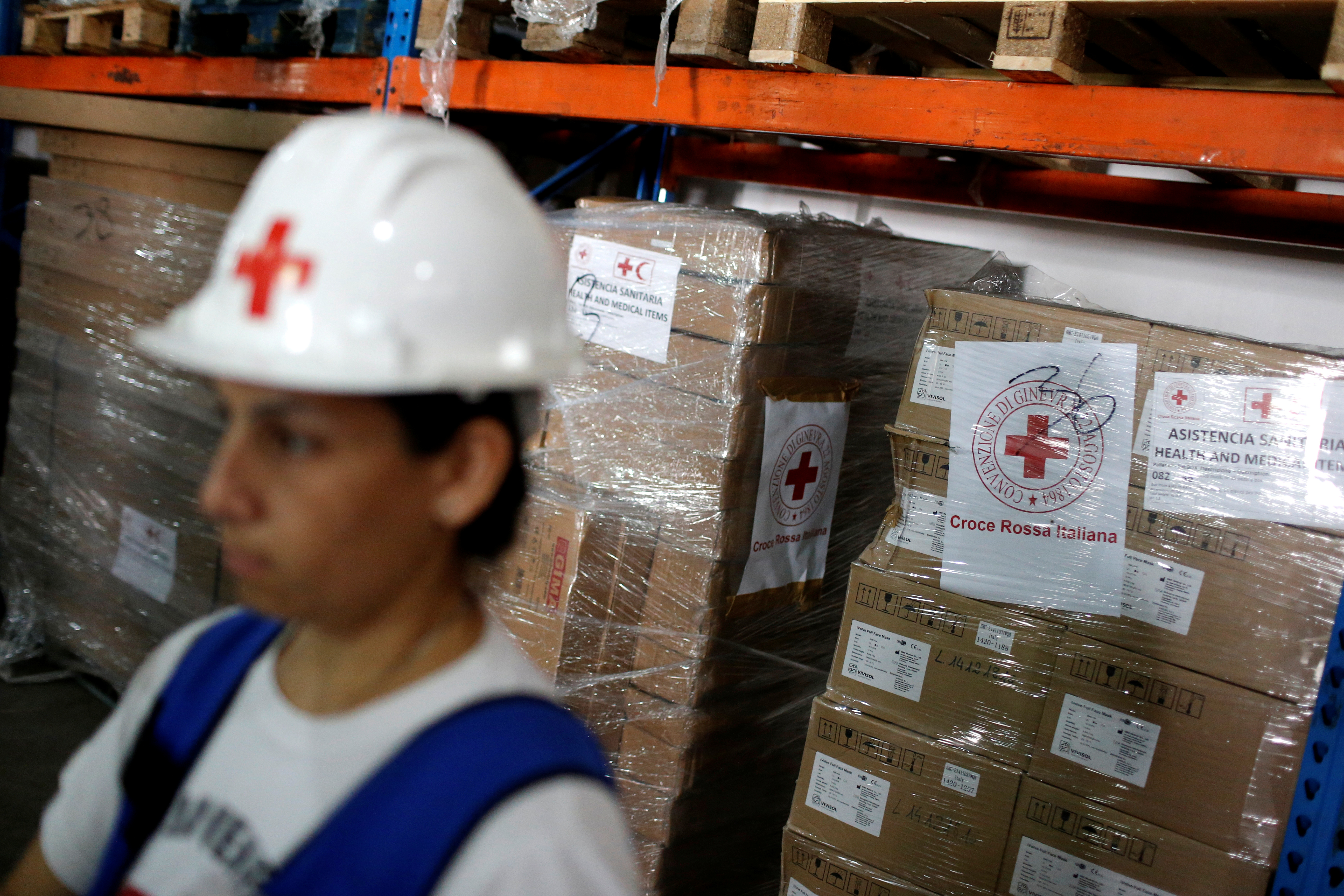 EN FOTOS: Galpones de la Cruz Roja tras la llegada del cuarto cargamento de ayuda humanitaria