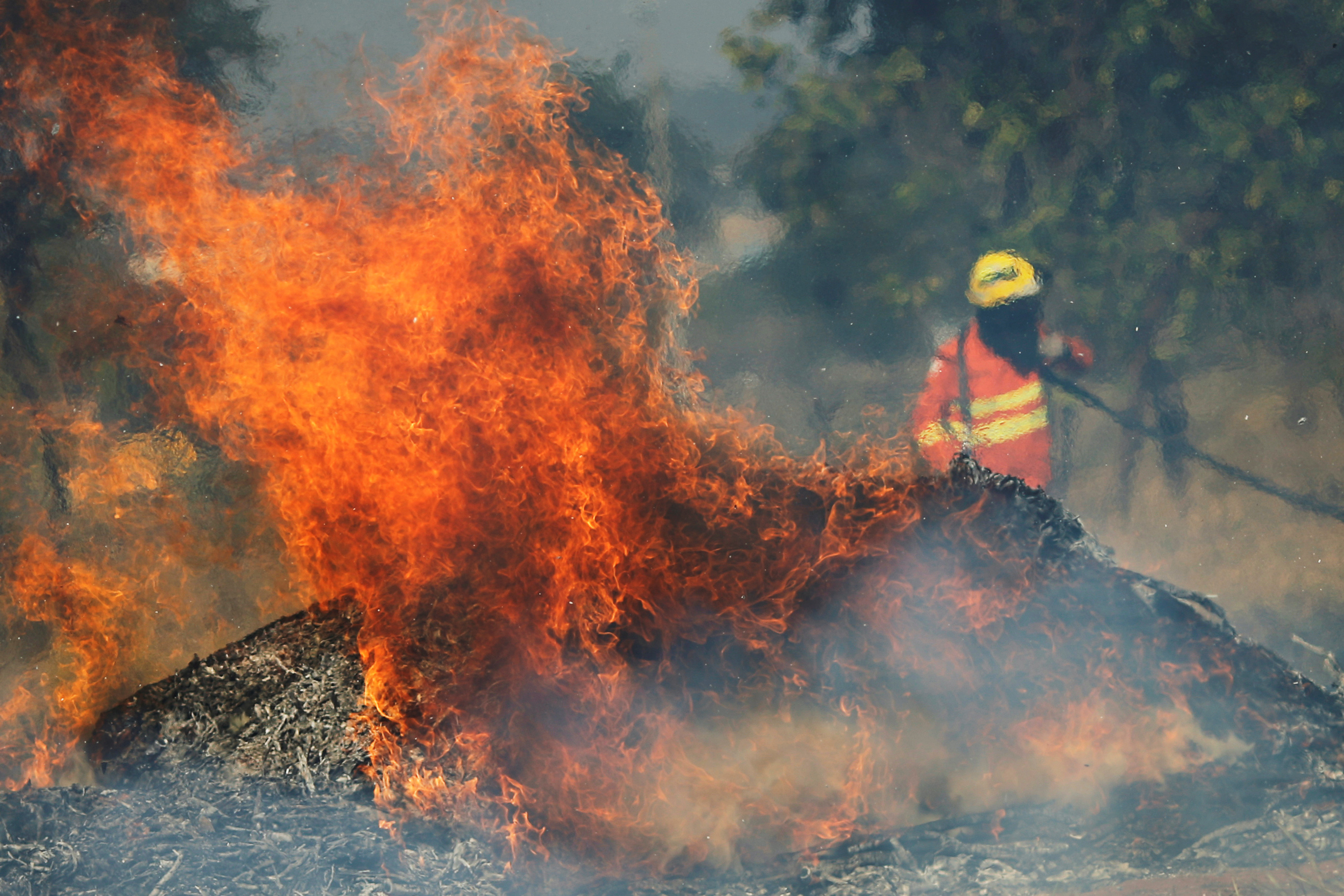 El fuego avanza en la Amazonía pese al despliegue de aviones y soldados