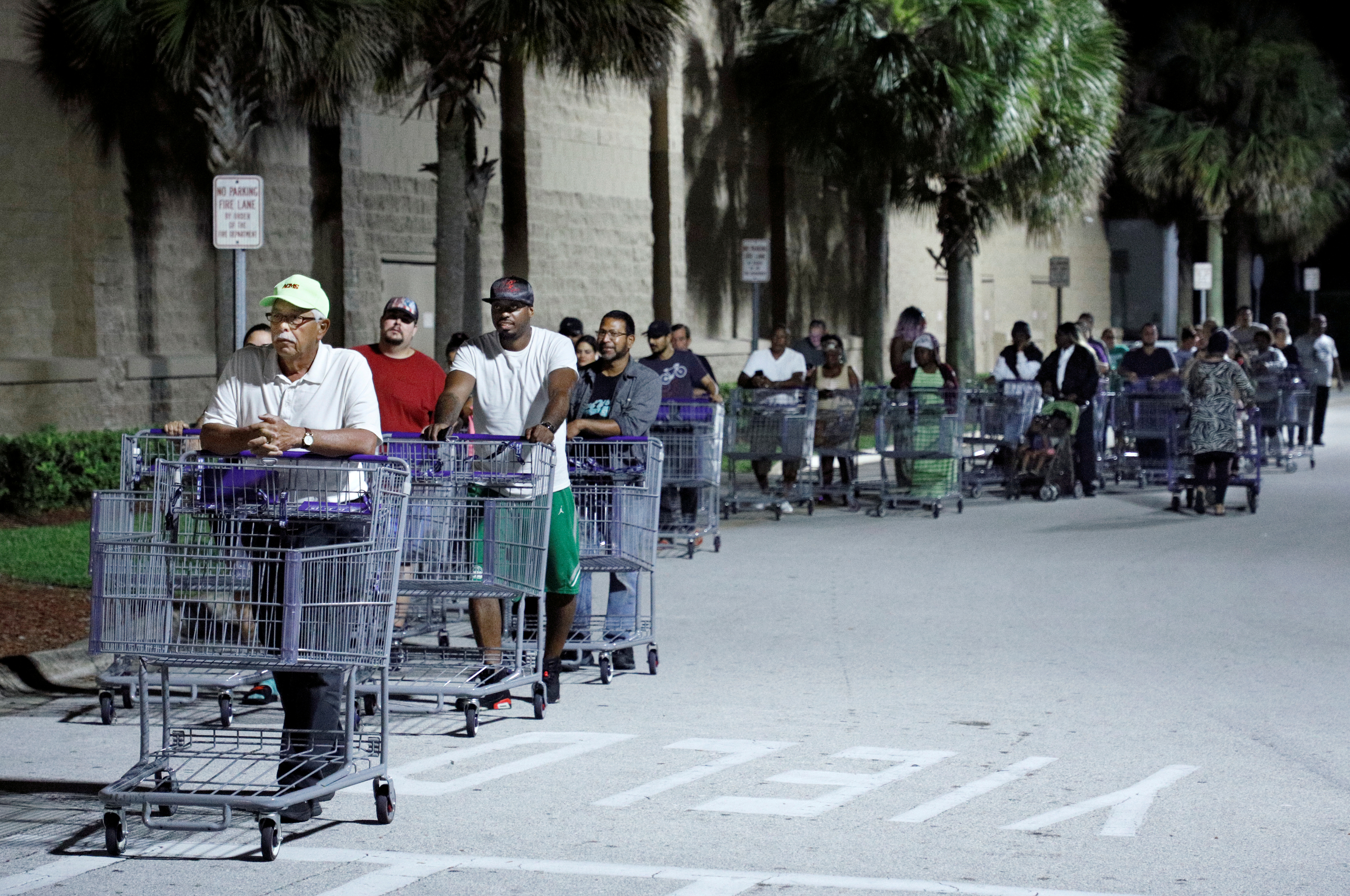 Habitantes de Florida se preparan ante la llegada de Dorian (VIDEO)