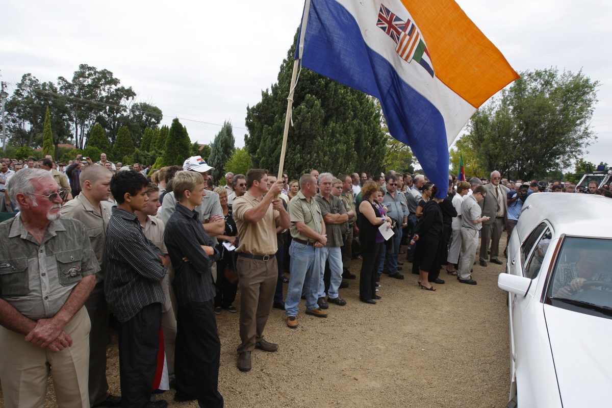 Enarbolar la bandera del “apartheid” en Sudáfrica será considerado “delito de odio”