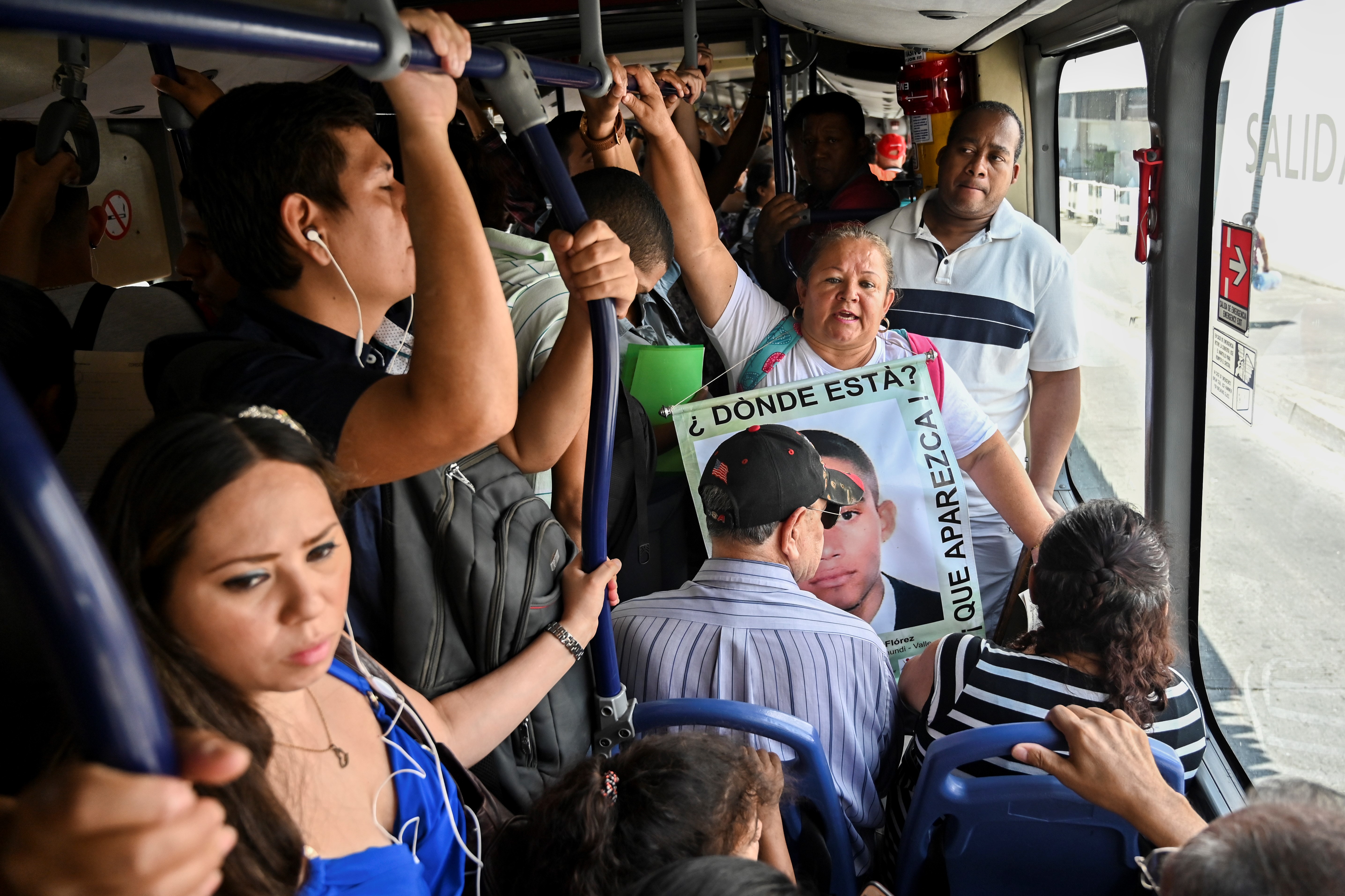 “Las buscadoras”, las madres que reparten cartas sobre sus desaparecidos en Colombia (Fotos)