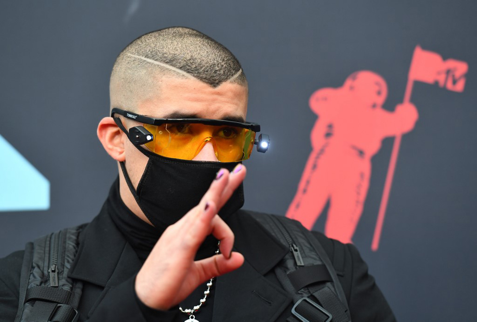 ¡Mostró las nalgas! Bad Bunny tomando sol mientras pasa la cuarentena