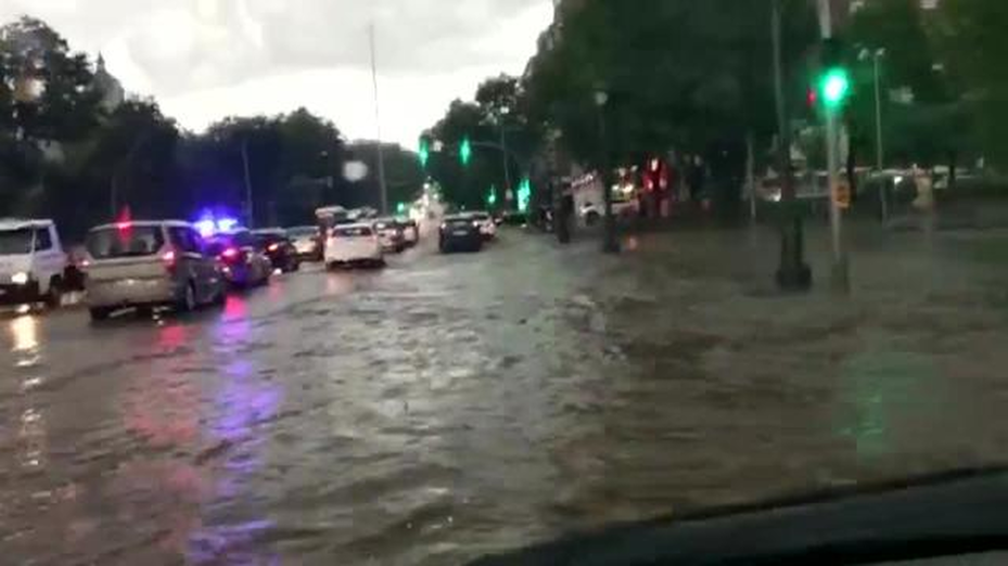 El increíble paso de una tormenta en Madrid que arrastra carros y todo a su paso (Imágenes fuertes)