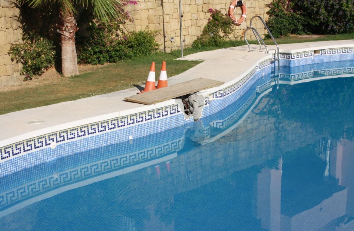 Pasó el peor día de su vida tras ser succionada por la bomba de una piscina (Fotos)