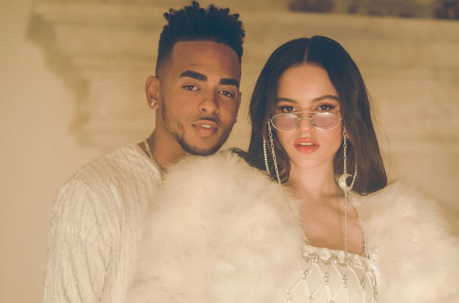 ¡Escote explosivo! Rosalía estrenó sensual video musical junto a Ozuna