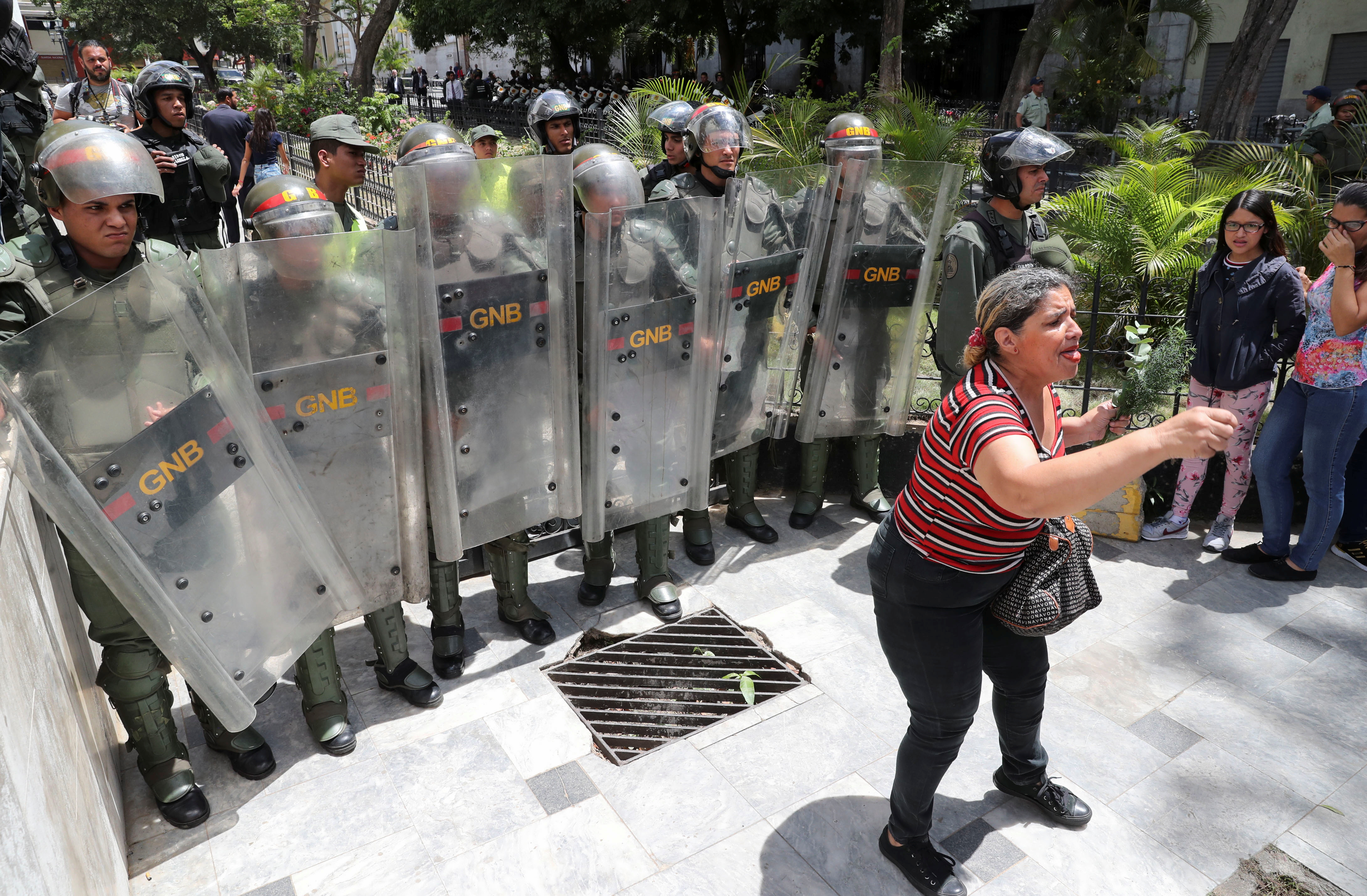 Sin miedo al chavismo: Maestros asisten a la AN para exigir respeto a su profesión (VIDEO)