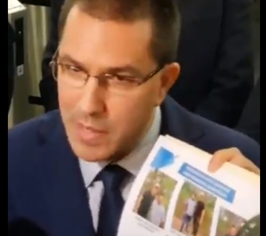 A Arreaza en Nueva York se le olvidó la crisis… pero no la fotico de Guaidó con Los Rastrojos (VIDEO)