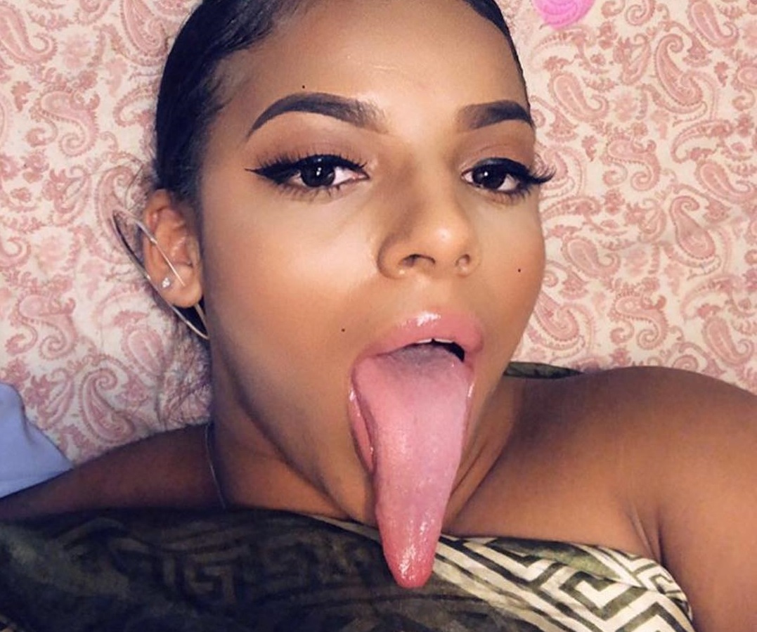 Esta mujer gana hasta 100.000 dólares por modelar su lengua de 16 centímetros (FOTOS)