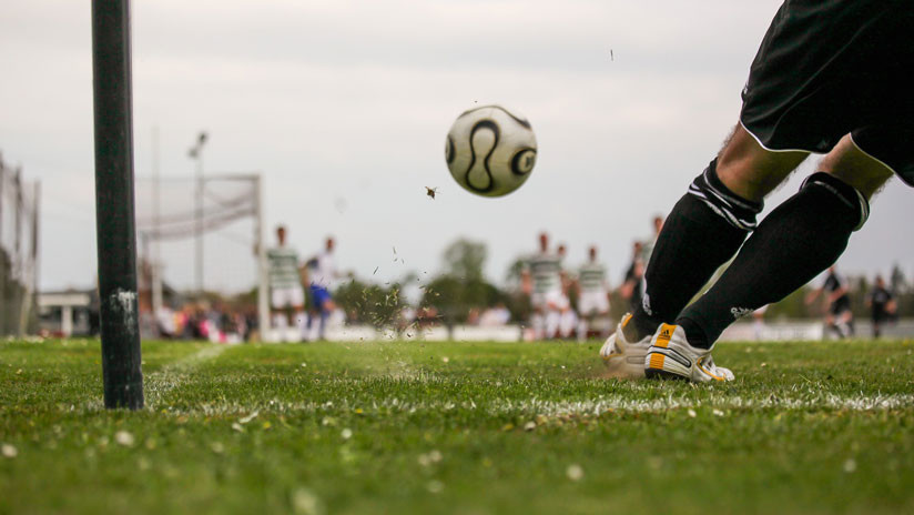 El momento en que un rayo impactó a dos futbolistas durante un partido en Jamaica (VIDEO)