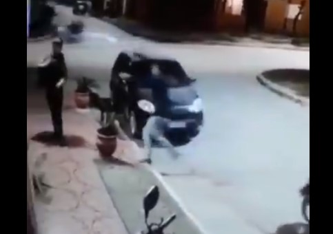 Ladrón detiene atraco tras darse cuenta que la víctima es un amigo suyo