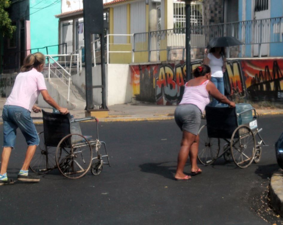 Sin luz y con altas temperaturas, marabinos se las ingenian para carretear agua (FOTOS)