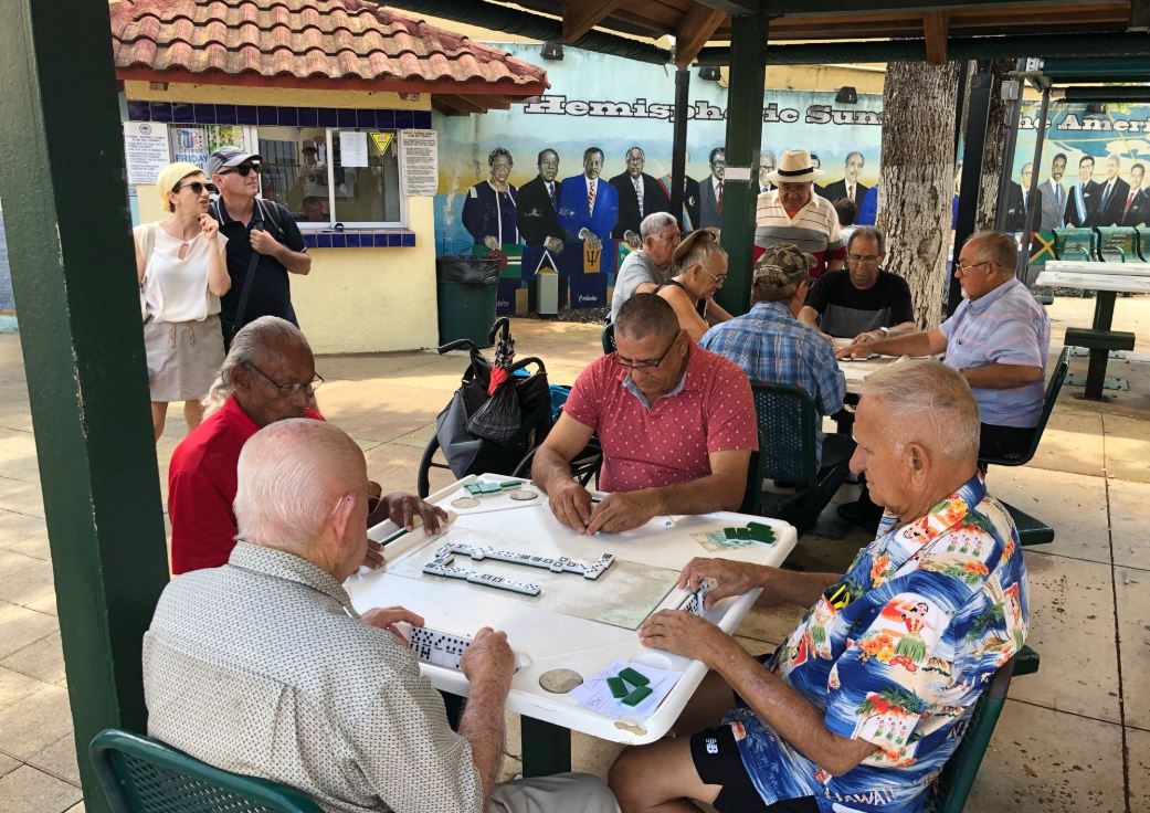 Ni siquiera el temible Dorian suspendió las partidas de dominó de los abuelos en Miami