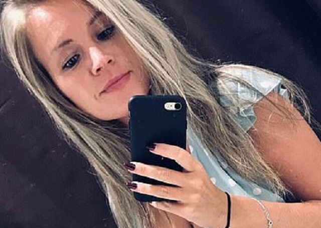 Sexy catira dejó cargando su celular, se fue a bañar y murió electrocutada en la bañera (Fotos)